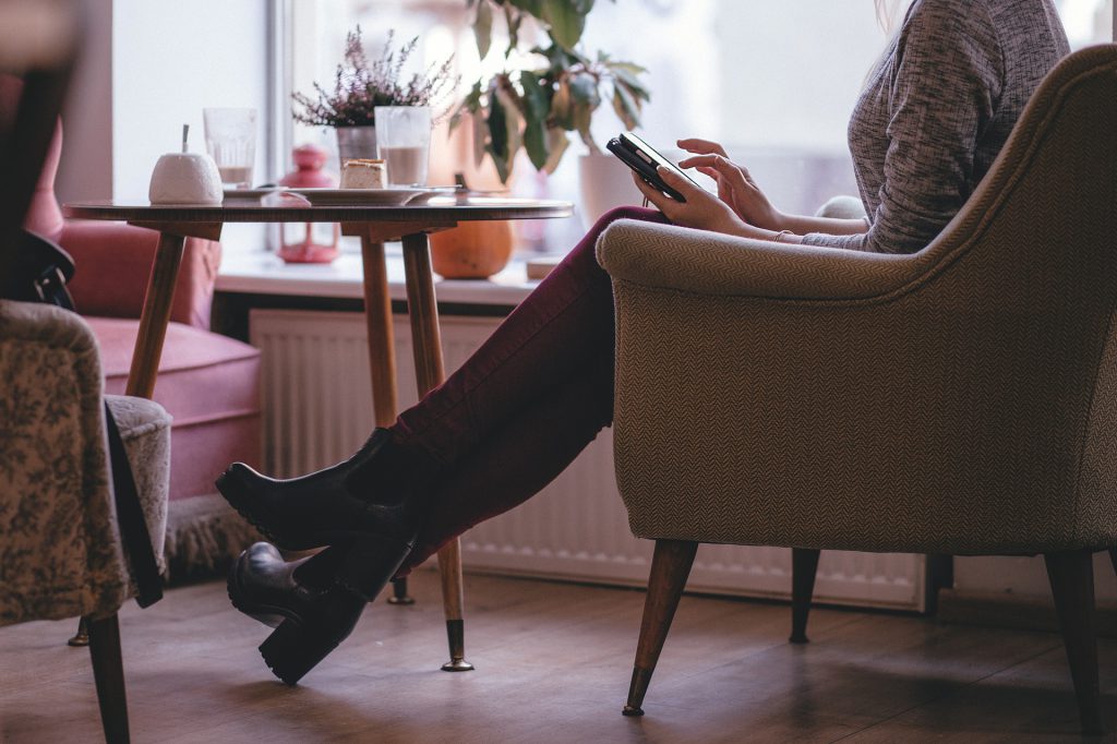 Femme qui vérifie une signature depuis son téléphone